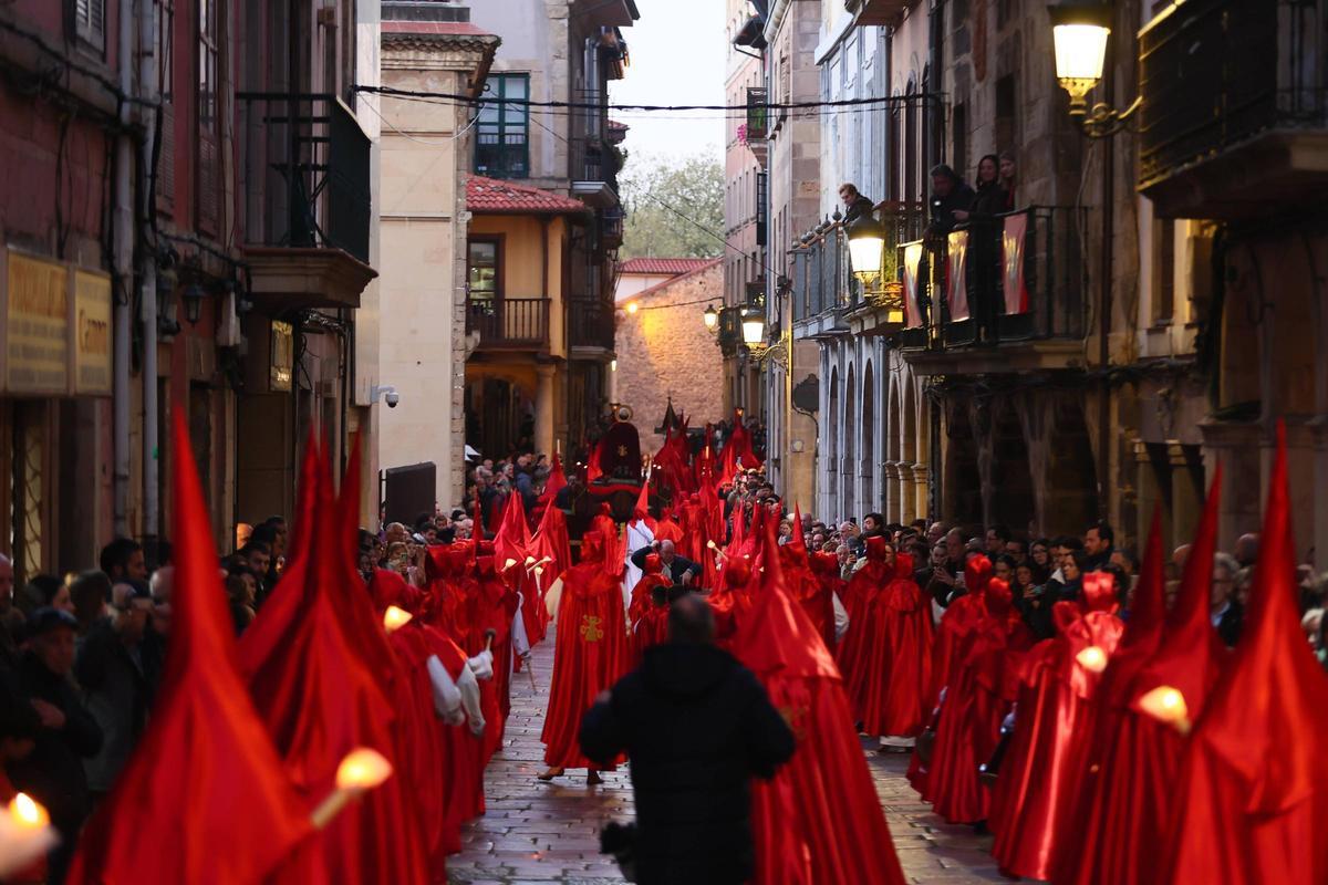 EN IMÁGENES: La multitudinaria prcesión de San Pedro en Avilés