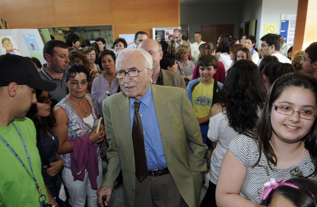 HOMENAJE PUBLICO AL ESCRITOR XOSE NEIRA VILAS (C) QUE VISITO EL CONCELLO DE SANXENXO Y SE REUNIO CON ESCOLARES DEL IES SANXENXO EN EL PAZO EMILIA PARDO BAZAN PARA LA ENTREGA DE LOS PREMIOS DEL VII CENTAMEN LITERARIO DEL CENTRO, CON MOTIVO DE CUMPLIRSE LOS 50 AÑOS DE " MEMORIAS DUN NENO LABREGO ", UN RELATO QUE PARA SORPRESA DE SU AUTOR ENCABEZA LA LISTA DE LOS LIBROS GALLEGOS MAS LEIDOS.