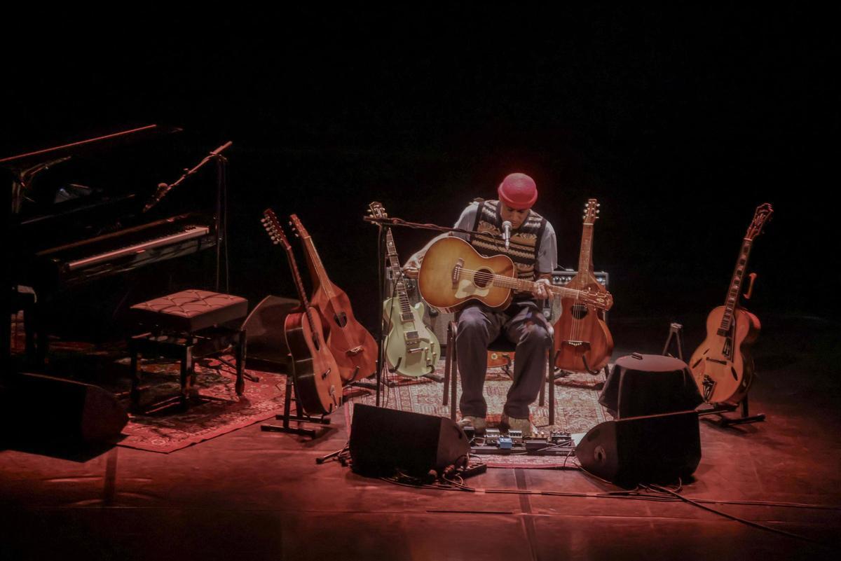 Ben Harper a l'escenari de l'Auditori de Girona.