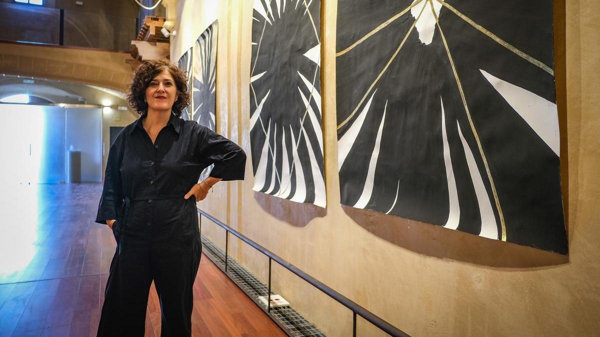 Ruth Morán posa junto a varias de sus obras de ‘Infinito Negro’