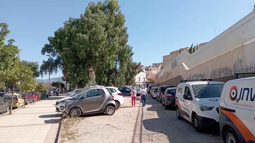 Un parking eterno y terrizo en mitad de Segalerva