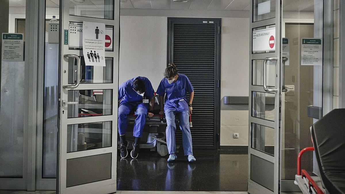 Sanitarios tomándose un pequeño respiro durante una dura jornada laboral en la zona de críticos de Son Espases.