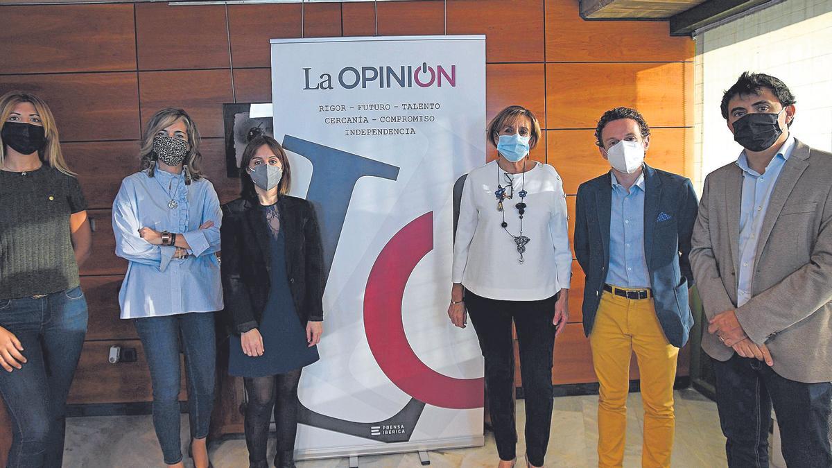 Foto de familia de los participantes y el moderador de la mesa de expertos  ‘El impulso femenino en el sector agroalimentario’ que celebraron el pasado jueves LA OPINIÓN, Prensa Ibérica y AgroBank.