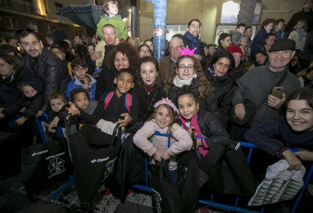 Los Reyes Magos reparten ilusión por la ciudad de Alicante.