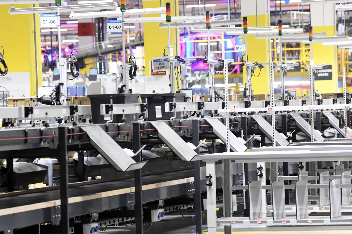 Así es por dentro el centro logístico de Amazon en Murcia