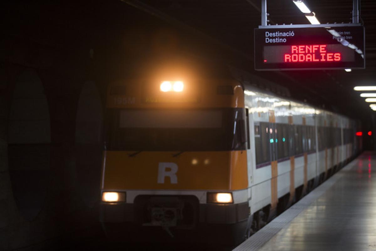 Un tren de Rodalies Renfe en la estación Clot Aragó.