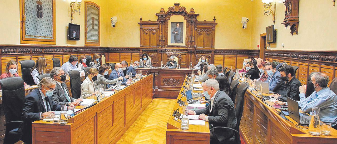 Un Pleno municipal, con la mesa presidencial de la alcaldesa, Ana González, al fondo. | Pablo Solares
EL PLENO DURANTE LA SESION
