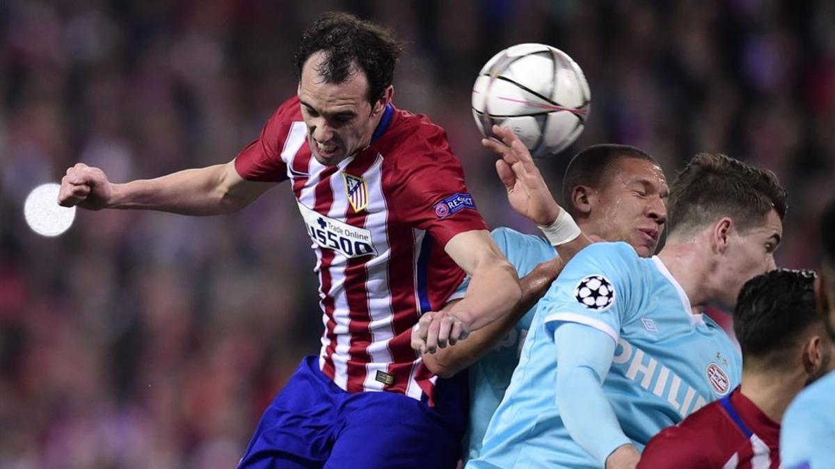 Godín remata de cabeza durante el partido de vuelta de los octavos de la Champions contra el PSV 