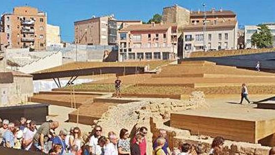 Turistes fent un visita a la Cuirassa, l&#039;antic barri jueu de Lleida