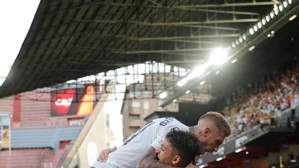 Un penalti dio los puntos a un Valencia en inferioridad.