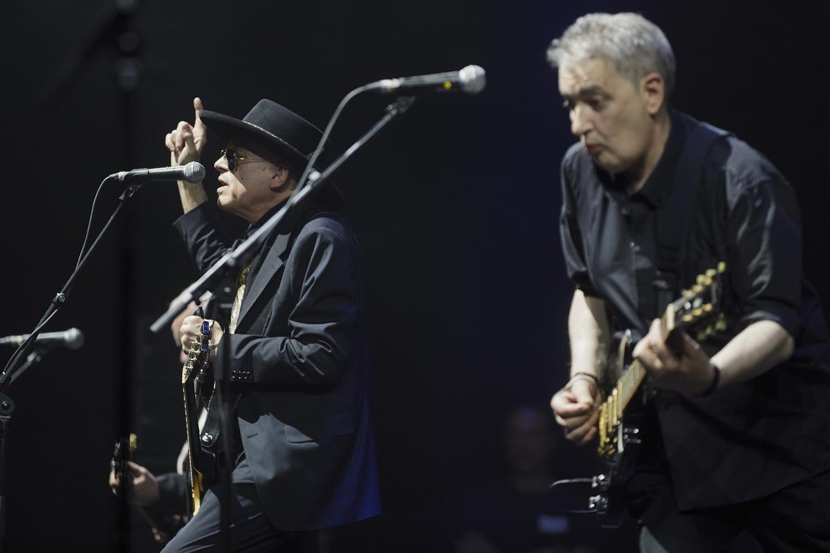 El grupo Siniestro Total durante el concierto que han ofrecido este viernes en el Wizink Center de Madrid.