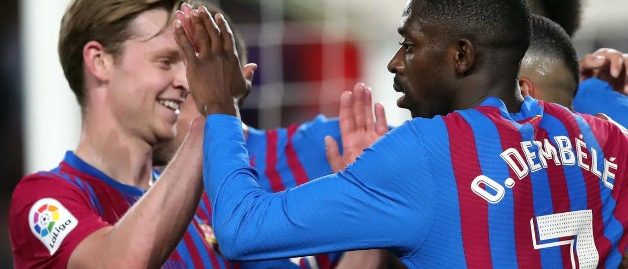 Frenkie de Jong y Dembélé festejan uno de los goles del Barça al Celta en el Camp Nou.