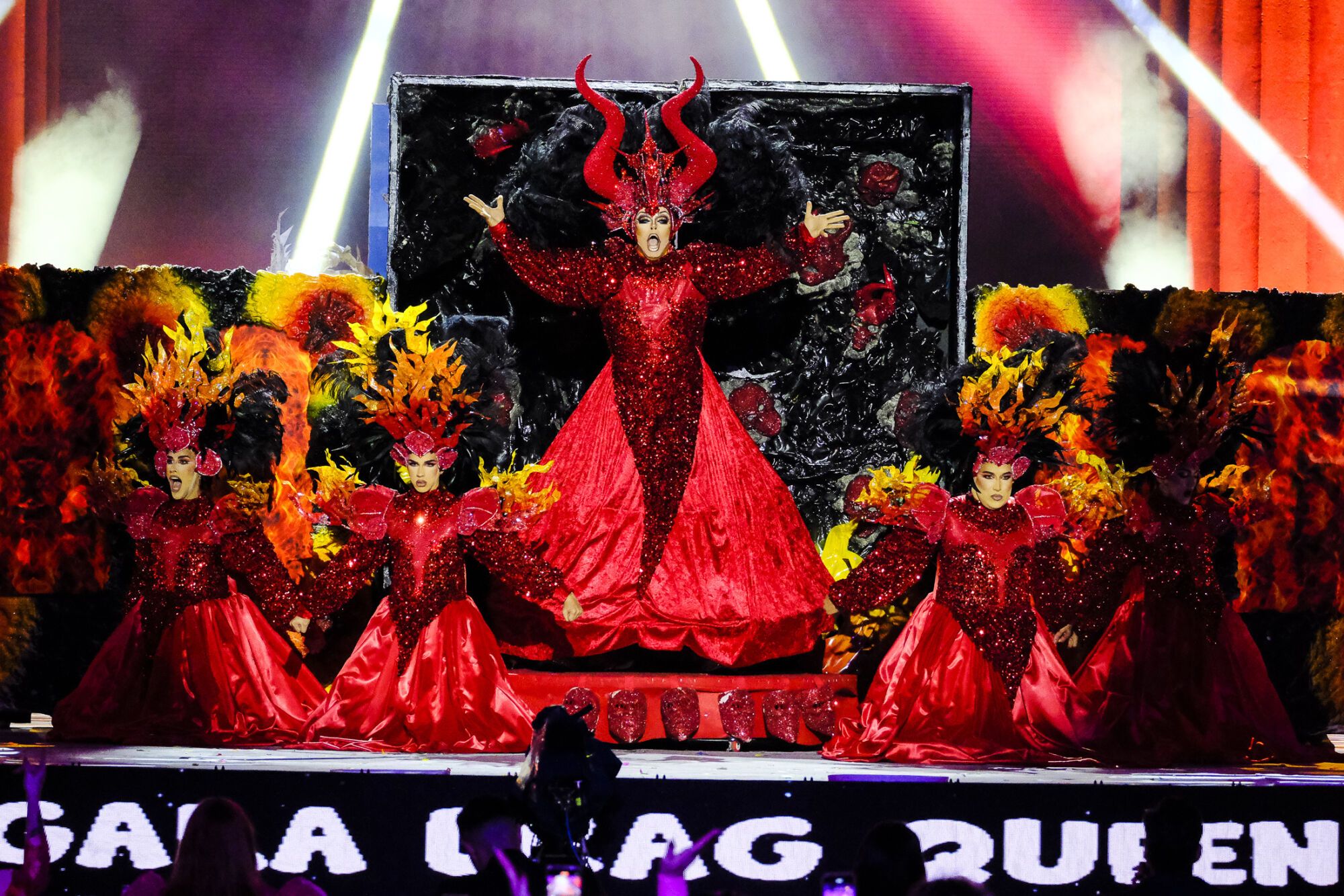 Número 3. Drag Acrux (Neftalí Betancor Rodríguez) Con el patrocinio de INK_CANARIAS Tattoo &amp; Quiromasaje, Jacob Peluquero y MIXTURAS Music y con un diseño del drag presenta el espectáculo La profundidad oculta de un dulce ángel por los prejuicios injustos de un triste infierno.