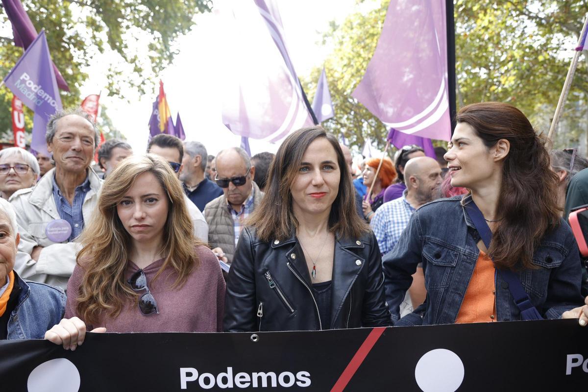 (I-D) La coportavoz de Podemos, María Teresa Pérez, la secretaria general de Podemos, Ione Belarra, y la eurodiputada y portavoz de Podemos, Isa Serra, durante una manifestación para denunciar el precio de los alquileres.