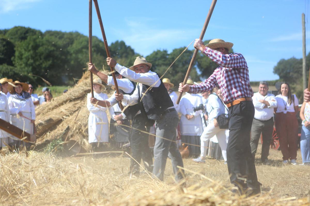 Veciños mallando na festa de Doade.