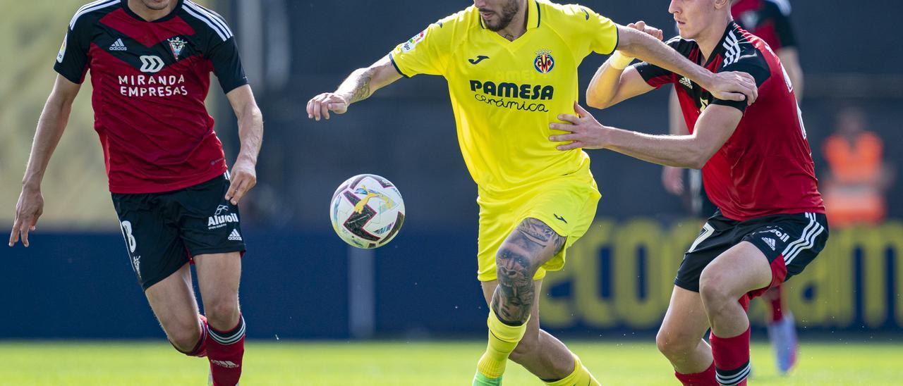 Fer Niño disputa el balón ante el futbolista del Mirandés.