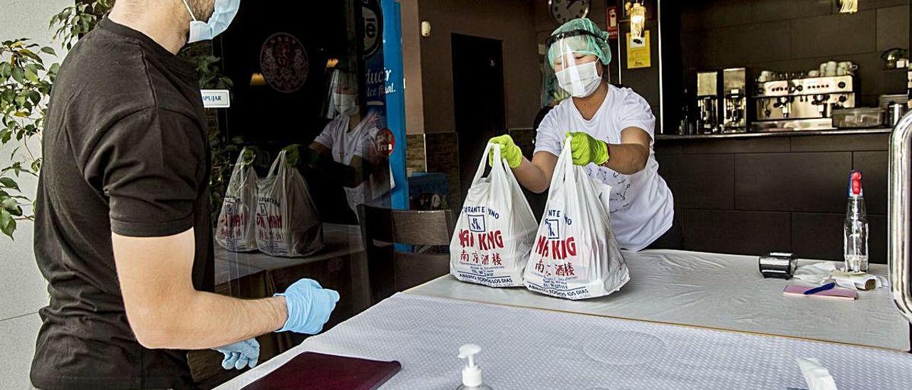 Un bazar chino de Alicante reabierto con cita previa y un restaurante para pedidos.