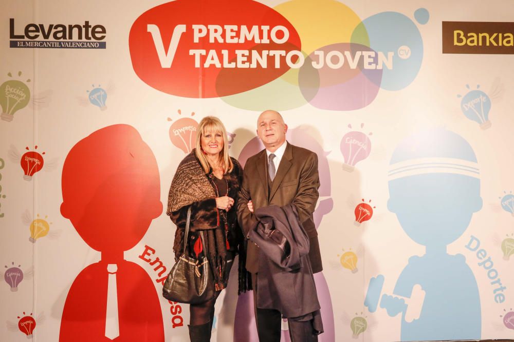 Los invitados posan en el photocall de los premios Talento Joven CV.