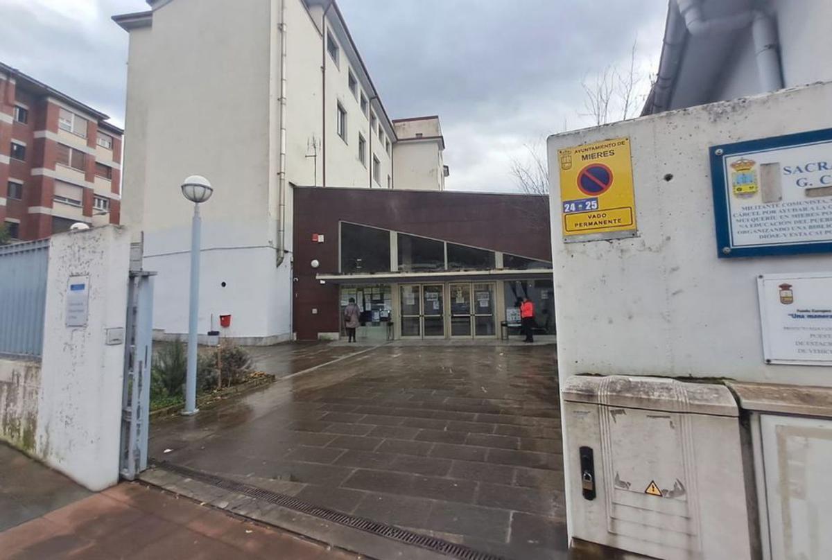 El acceso al centro de mayores de Mieres.