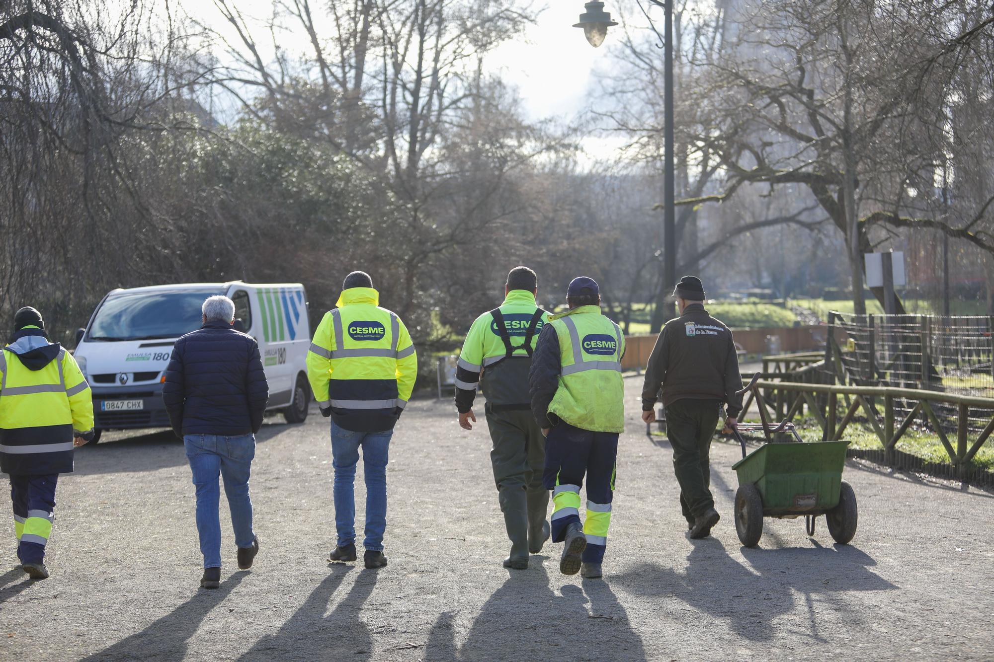 En imágenes: Comienza el dragado de los estanques del parque de Isabel la Católica