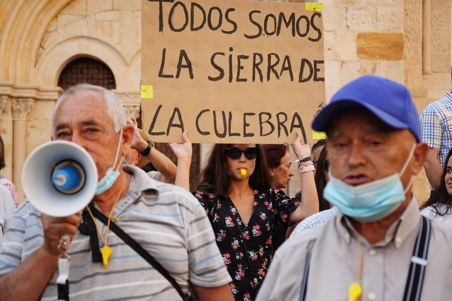 Manifestación por la gestión de los incendios.