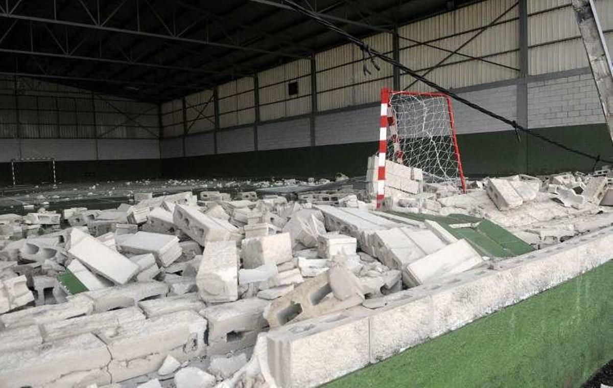 Un tornado en Xil-Meaño arrasa un pabellón deportivo, tejados, cubiertas e invernaderos