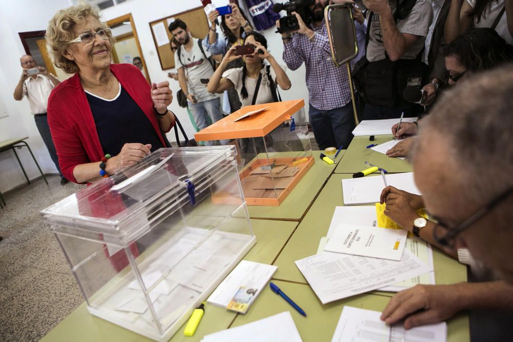 La alcaldesa de Madrid, Manuela Carmena, acude a votar.