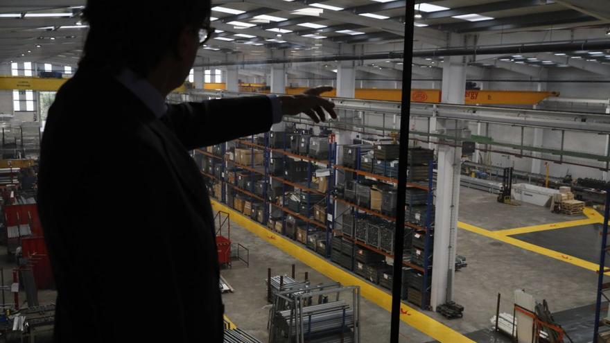 Alfredo Suárez señala la ampliación de su fábrica en La Maruca.  | MARA VILLAMUZA