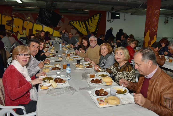 Comensales en la fiesta gastronómica de las Coles con Buche.