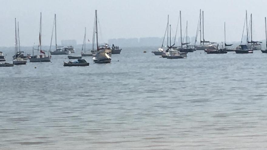 El barco de rescate, al fondo en el club náutico de La Ribera