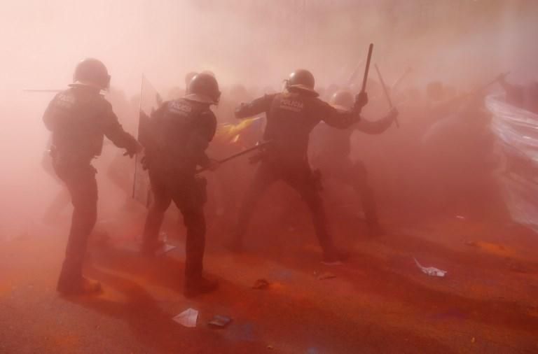 Varios Mossos contra unos manifestantes independentistas. / AFP PHOTO / Pau Barrena