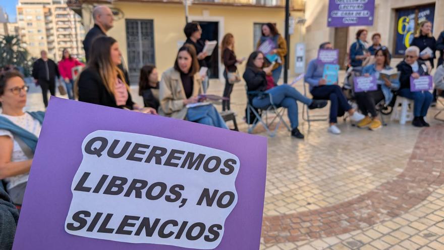 Integrantes del Club de Lectura de la Casa de la Dona de Elche cargan contra la cancelación por "decisión política"
