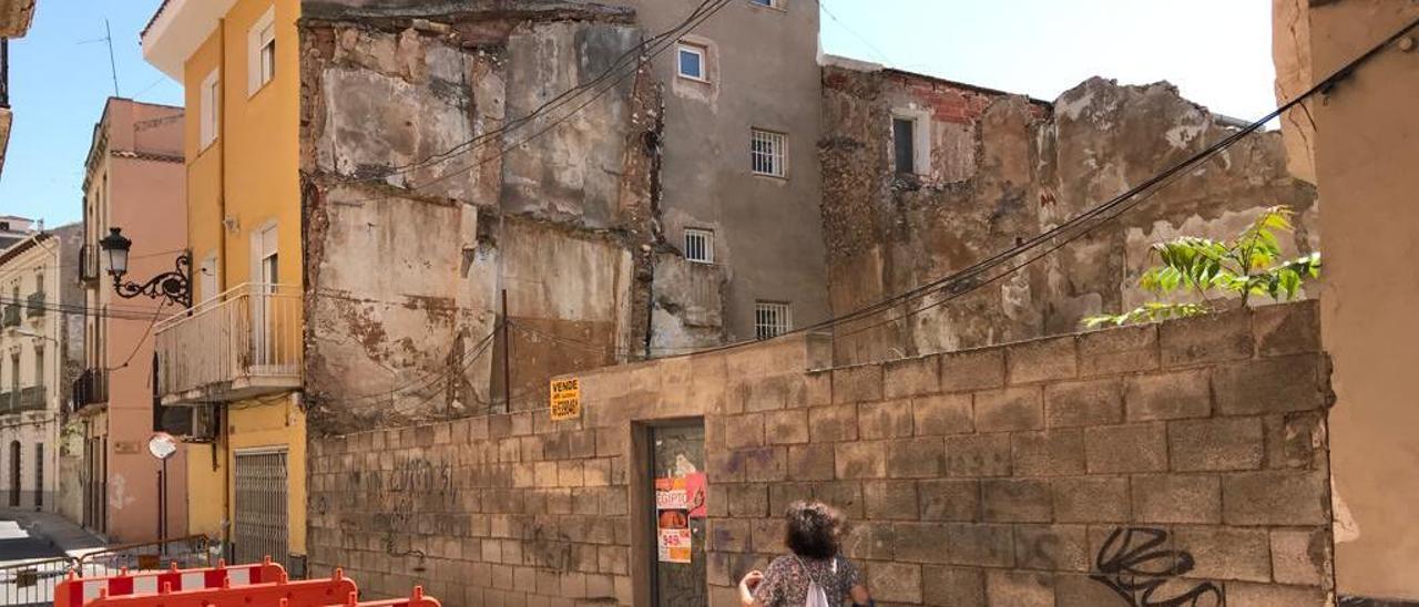 La pared medianera que amenaza con colapsar en la calle Francisco Laliga de Elda.