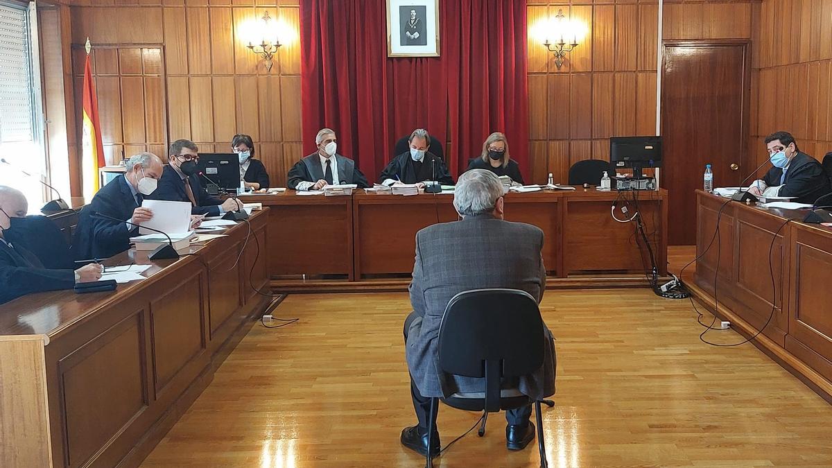 Hurtado, sentado, mientras declara en la Audiencia Provincial de Murcia este martes 8 de marzo.