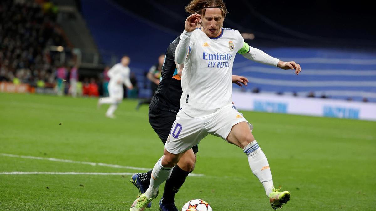 Luka Modric controla un balón contra el Inter