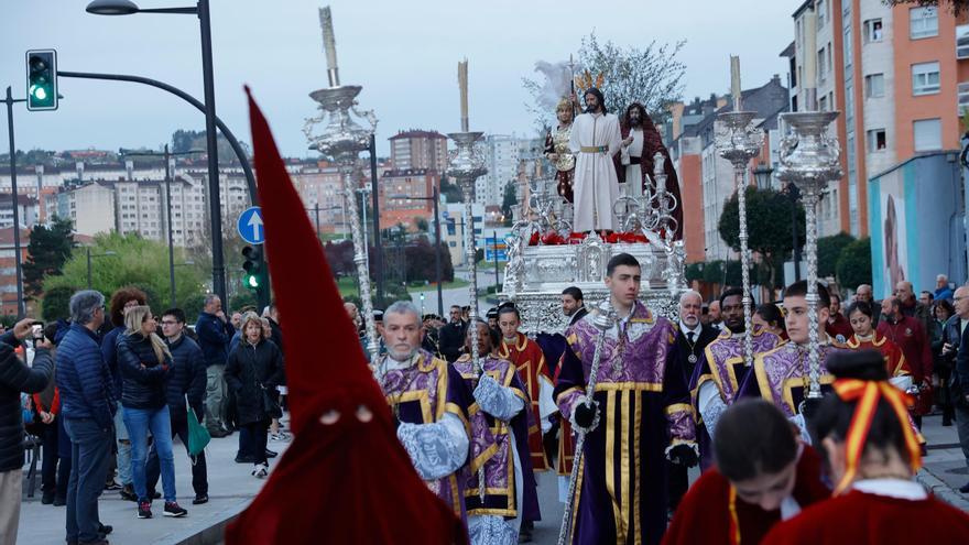 Los Estudiantes iluminan a su paso la muralla medieval de Oviedo con sus cirios y su fervor