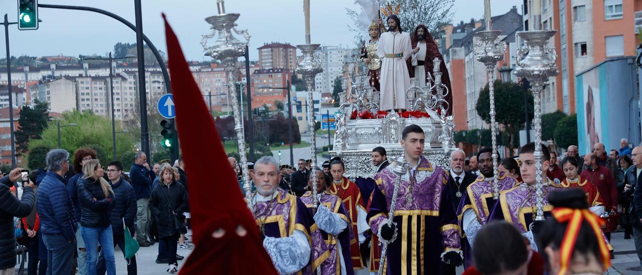 SEMANA SANTA OVIEDO 2023 | Los Estudiantes iluminan a su paso la ...