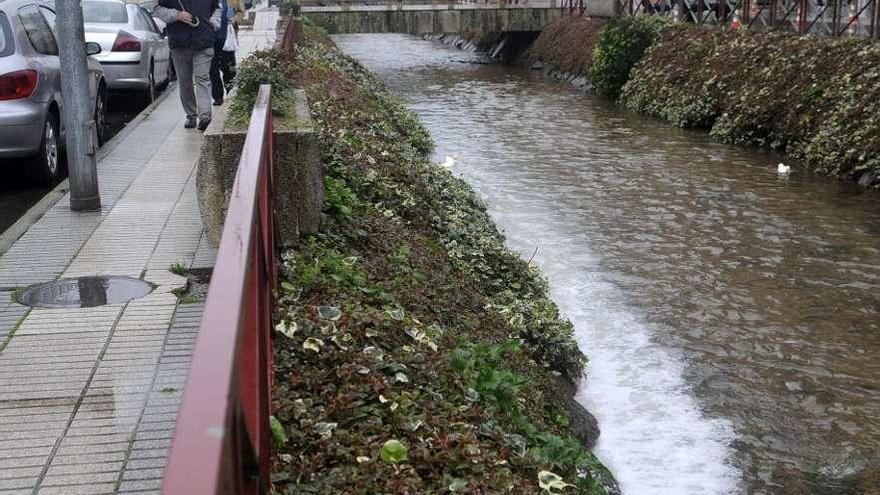 Un vertido al río de O Con en Rodrigo de Mendoza, uno de los puntos más conflictivos. // Noé Parga