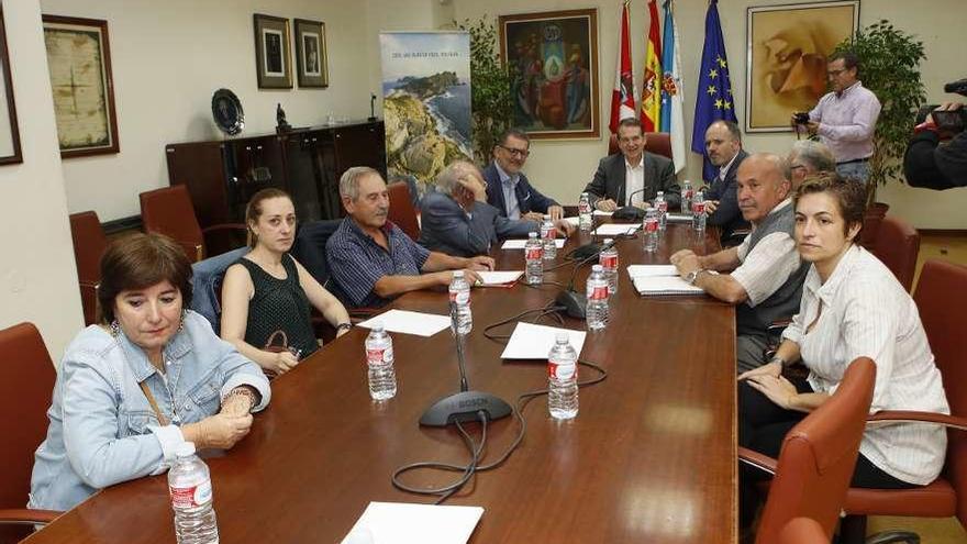 Vecinos de Coruxo, Saiáns, Comesaña y Santa María de Oia, reunidos ayer con el alcalde. // Ricardo Grobas