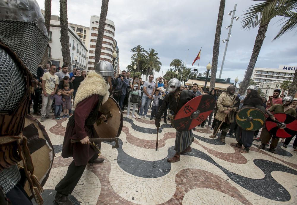 Los vikingos llegaron en barco al Postiguet y recorrieron el centro de la ciudad repartiendo entradas