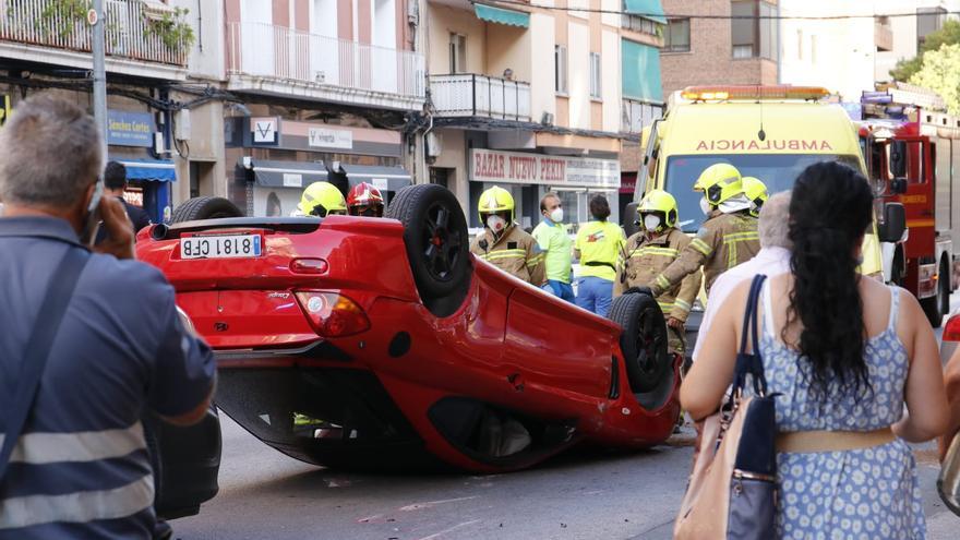 Espectacular accidente en Antonio Hurtado, con un coche volcado sobre el asfalto