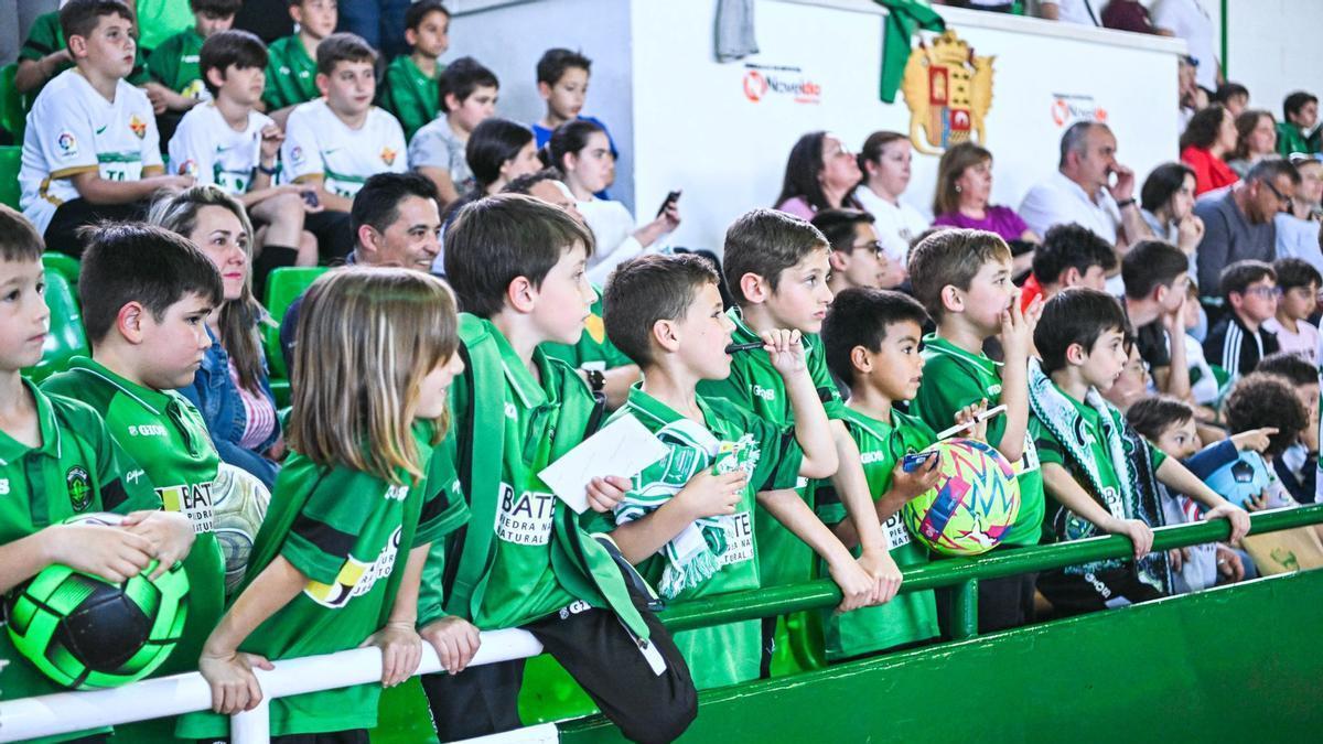 Los niños y las niñas de Novelda han poblado las gradas del pabellón a la espera de autógrafos y fotografías