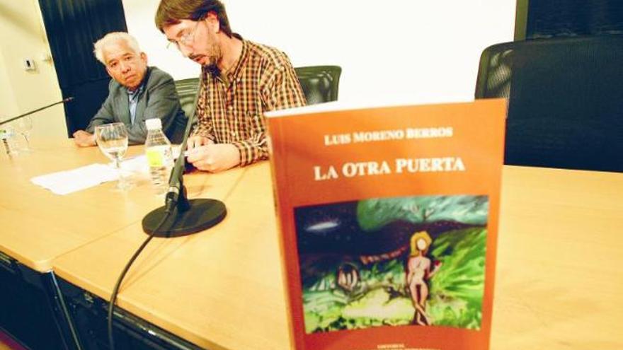 Ricardo Llopesa y Luis Moreno Berros, ayer, en la presentación del libro.