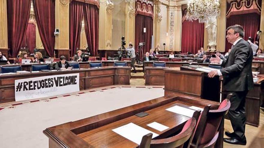 Miquel Vidal, ayer en la tribuna del Parlament durante el pleno.