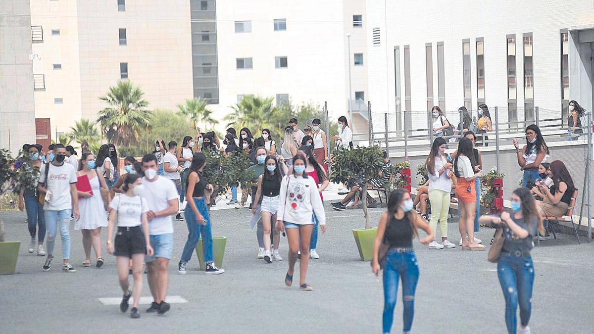 Alumnos a la salida del campus de Ciencias de la Salud de El Palmar.