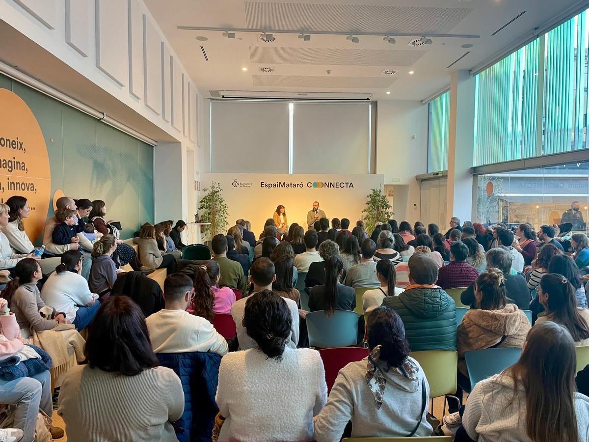 Reunión de las familias de la Escola Bressol Les Figueretes de Mataró con el alcalde Bote, tras conocerse el cierre preventivo del centro