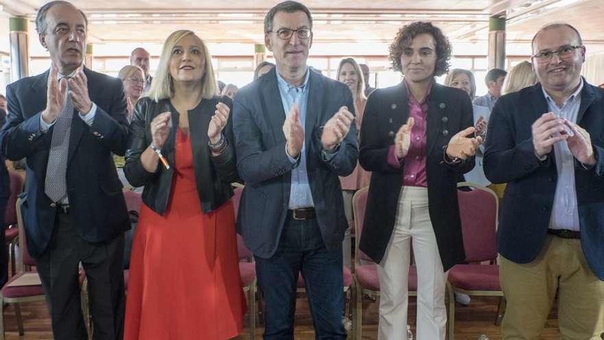 Millán Mon, Muñoz, Feijóo, Montserrat y Tellado, ayer, durante el acto electoral en Bouzas. // FdV