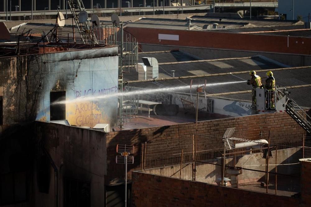 Incendi a una nau abandonada de Badalona