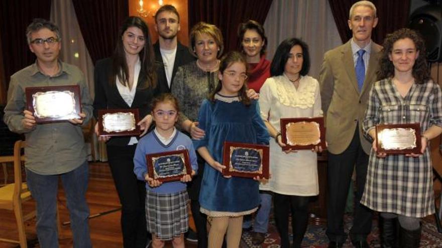 Los premiados, con directivos del Centro. | nacho orejas