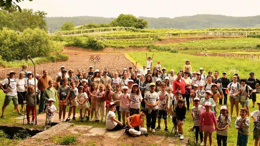 Una foto de familia de la comunidad educativa durante una de sus actividades |  CEIP AS COVAS